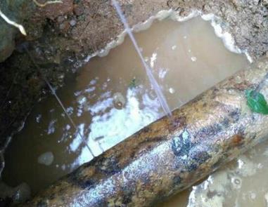 凉城楼顶渗水维修公司分享下地暖漏水的原因及检测方法。